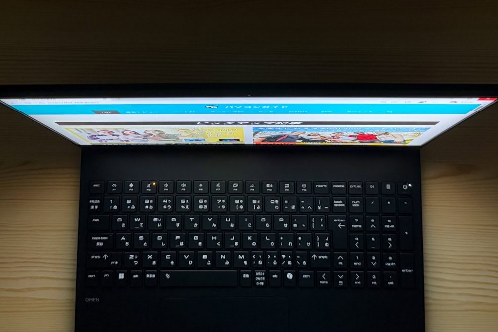HyperX OMEN 15 Intel 視野角の確認。真上から見てもしっかりと見える