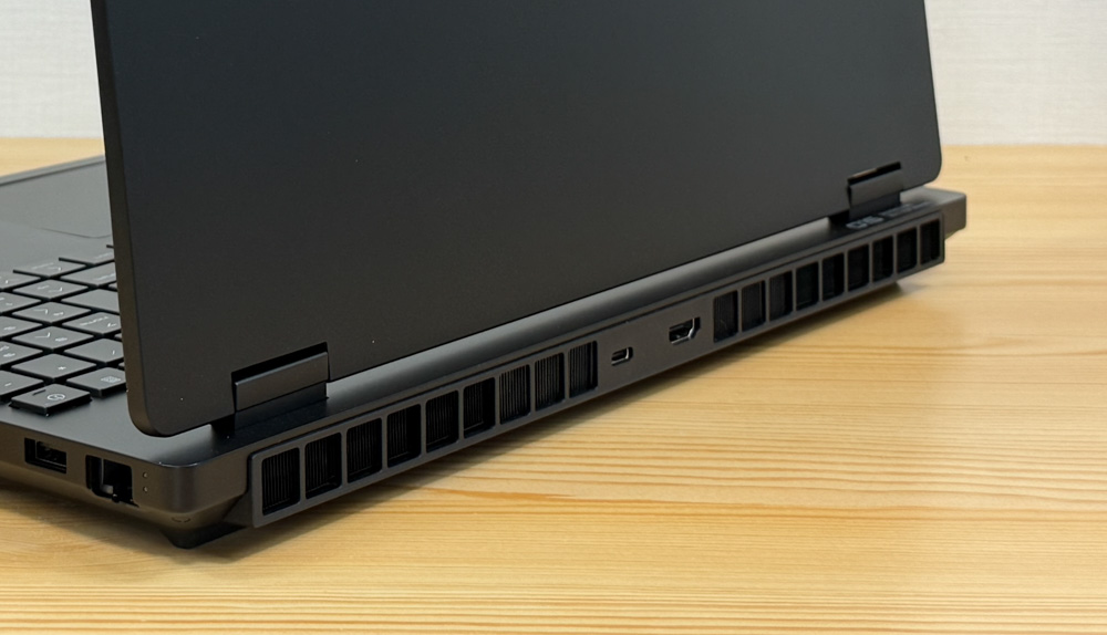 HyperX OMEN 15（インテル）背面インターフェイス。USB Type-CとHDMI