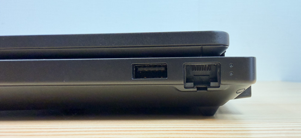 HyperX OMEN 15（インテル）右側面インターフェイス。USB-AとRJ45