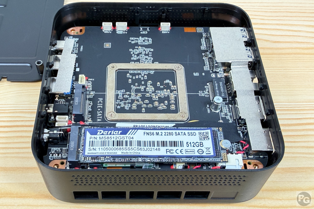 NiPoGi E3Bの筐体内部。ストレージ用のM.2スロットが見える