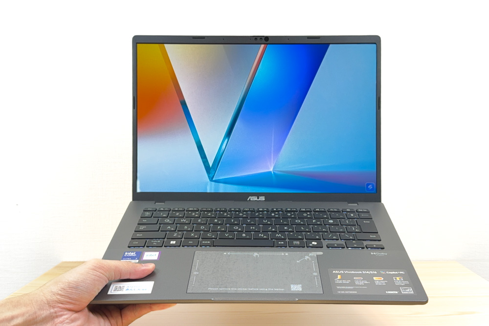 ASUS Vivobook S14 (S3407)は片手で持てるほど軽い