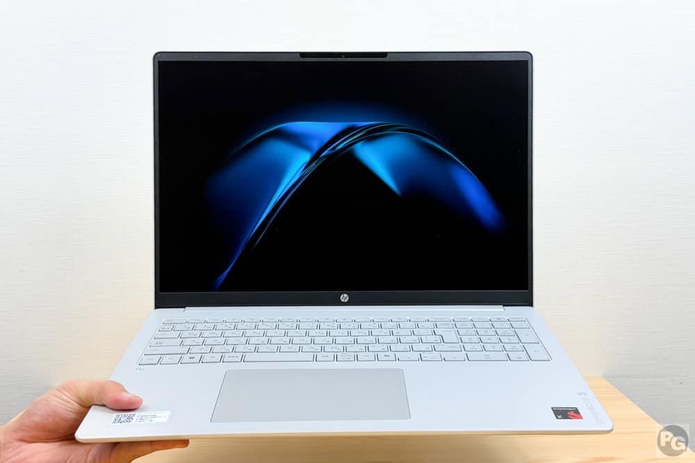 HP OmniBook 3 16-bzを片手でつまんで持ってもたわみはない