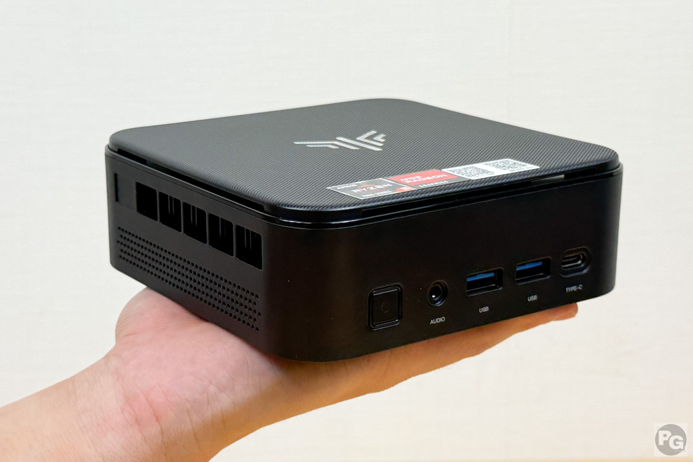 NiPoGi E3Bを掌に載せて撮影。ミニPCではちょっと大きな筐体