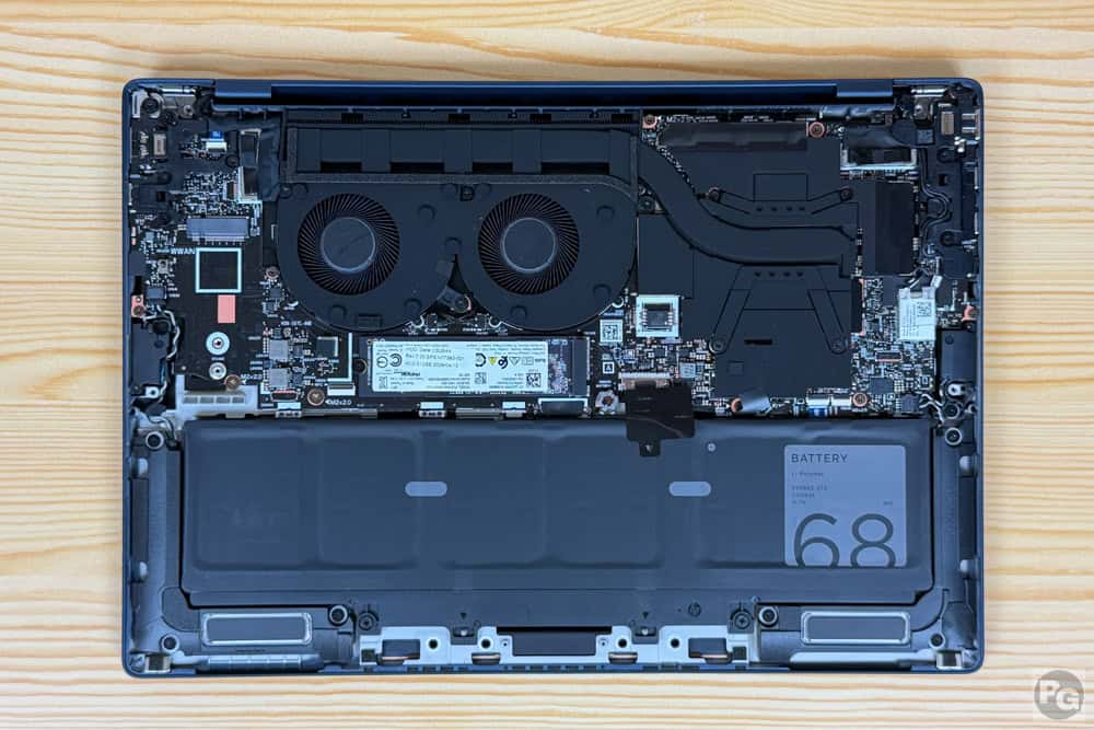 HP EliteBook X G2a 14 AI PC筐体内部ファン2基、ヒートパイプ1本が見える