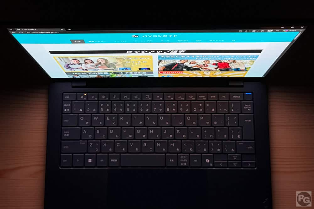 HP EliteBook X G2a 14 AI PC 視野角のチェック。上から見てもしっかりと見える