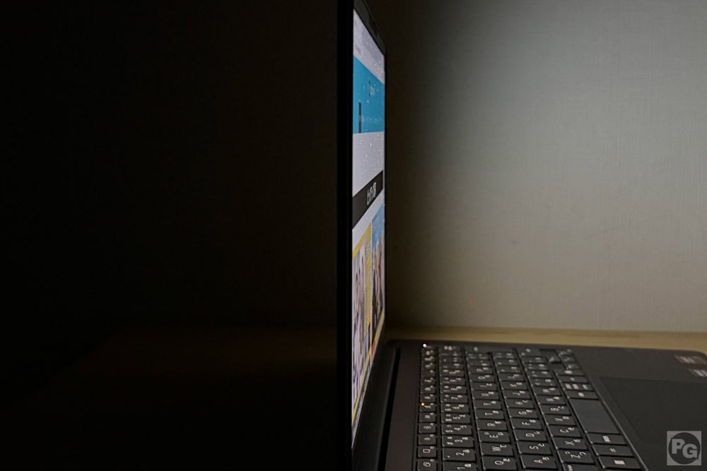 HP OmniBook 3 14-hy/hw　視野角のチェック。横から見てもしっかりと見える
