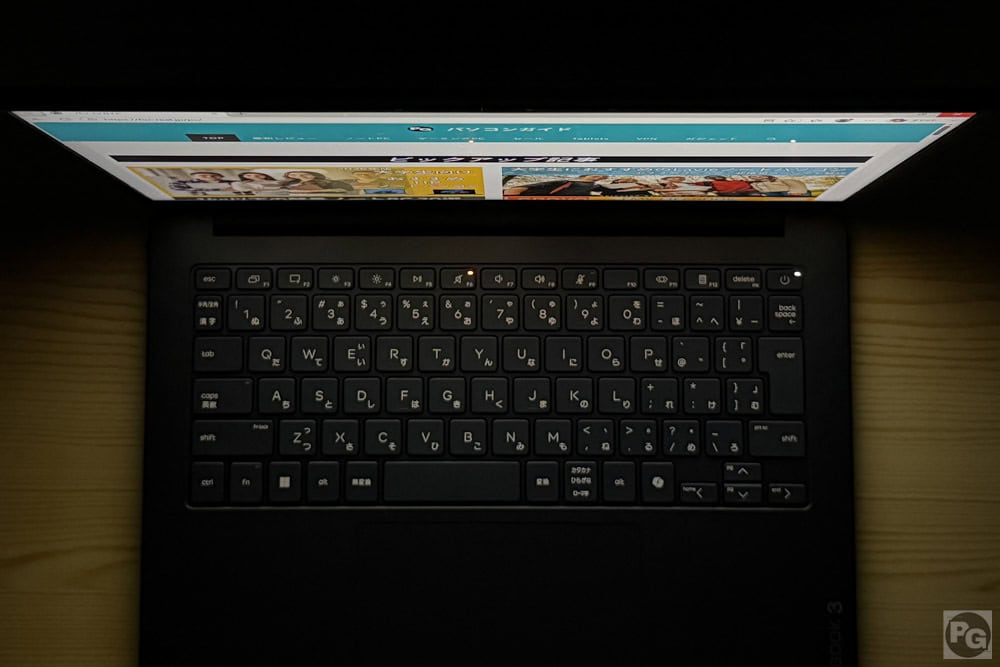 HP OmniBook 3 14-hy/hw　視野角のチェック。上から見てもしっかりと見える