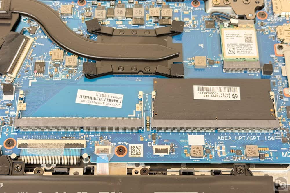 HP OmniBook 3 14-hy/hw　メモリスロットが2つあるのが見える