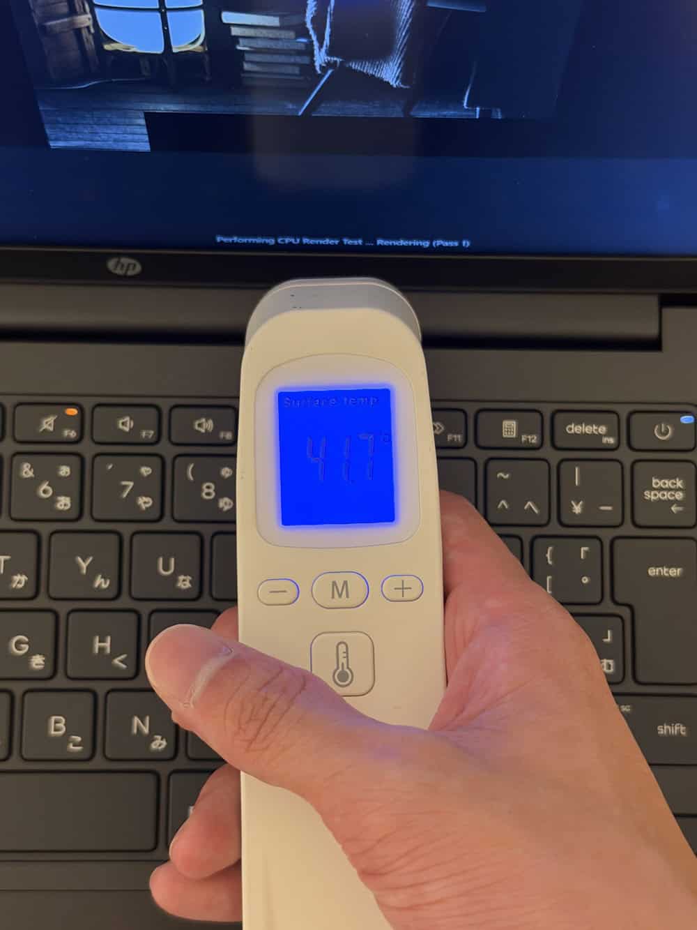 HP OmniBook 3 14-hy/hw　ベンチマーク実行時のPC表面温度41.7度