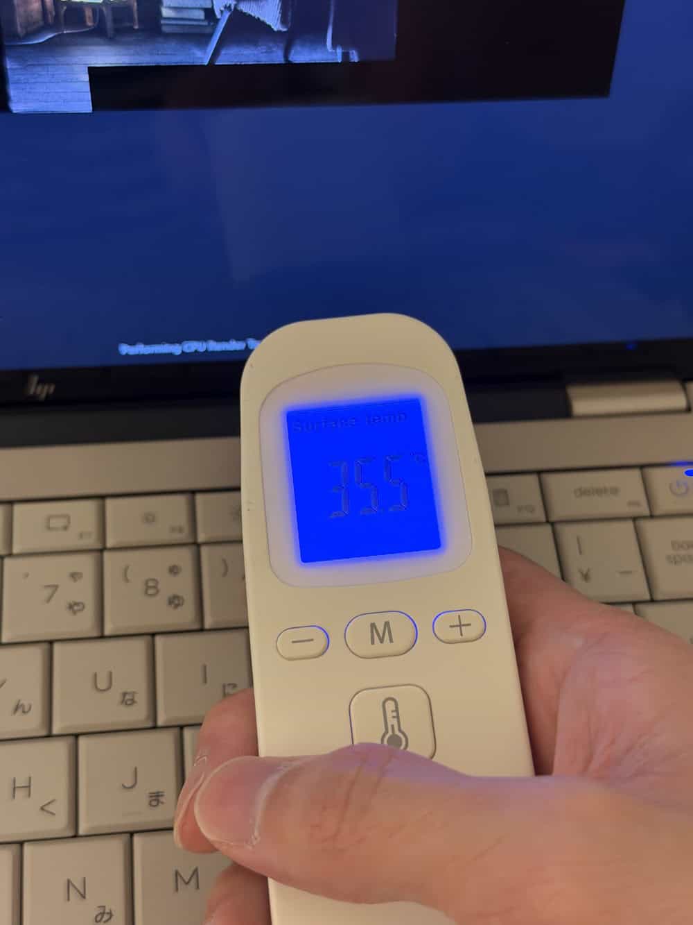 HP OmniBook Ultra 14-kd ベンチマーク実行時のPC表面温度35.5度