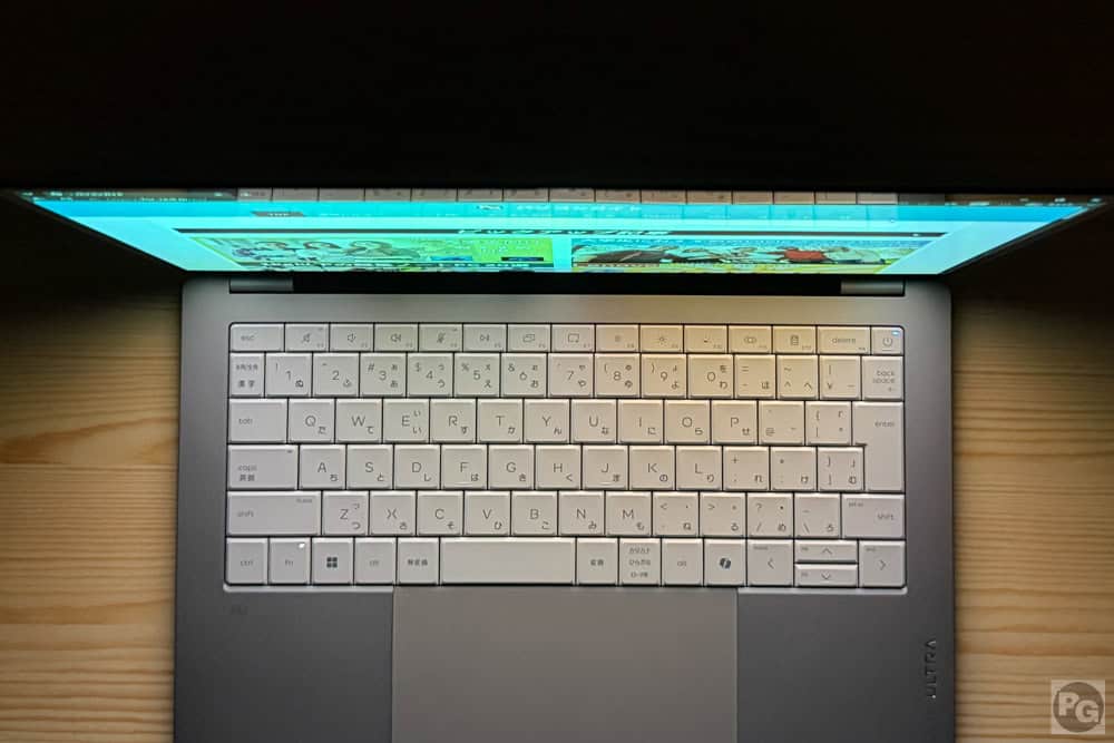 HP OmniBook Ultra 14-kd 視野角の確認。上から見てもしっかりと見える