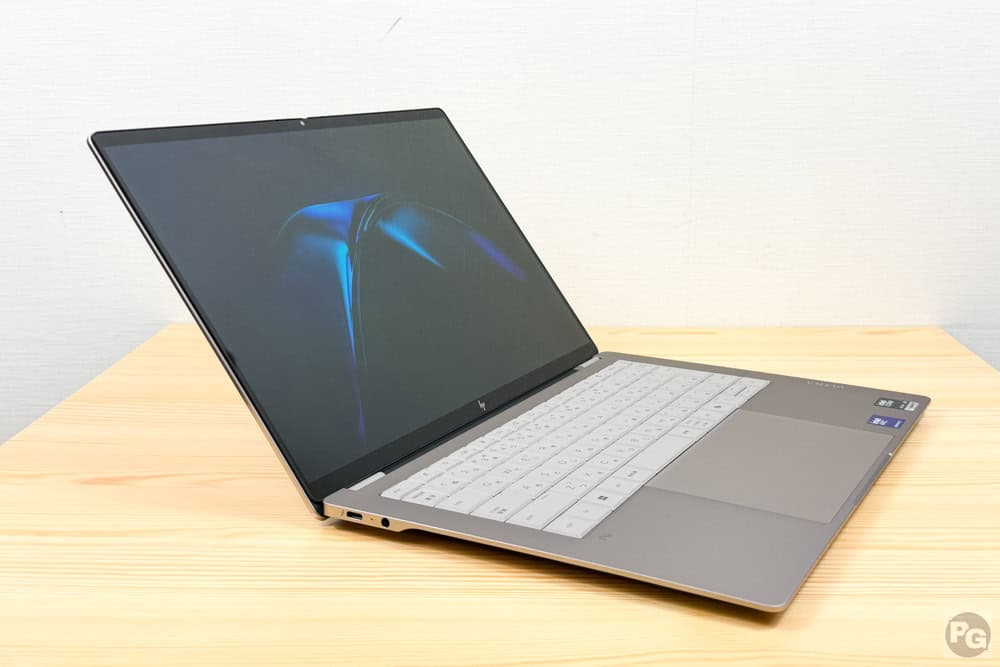 HP OmniBook Ultra 14-kdのディスプレイが開く最大角度