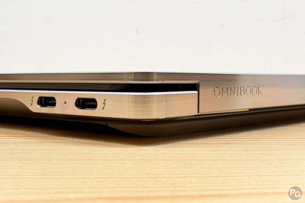 HP OmniBook Ultra 14-kd　ヘアライン加工が施された側面