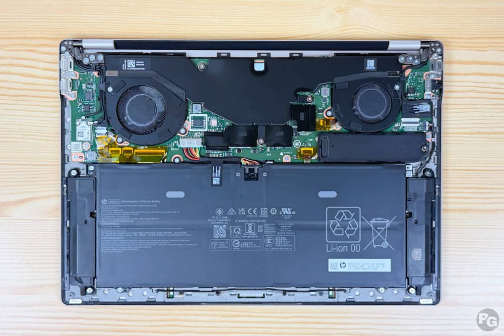 HP OmniBook Ultra 14-kd筐体内部。ファンが2基見える