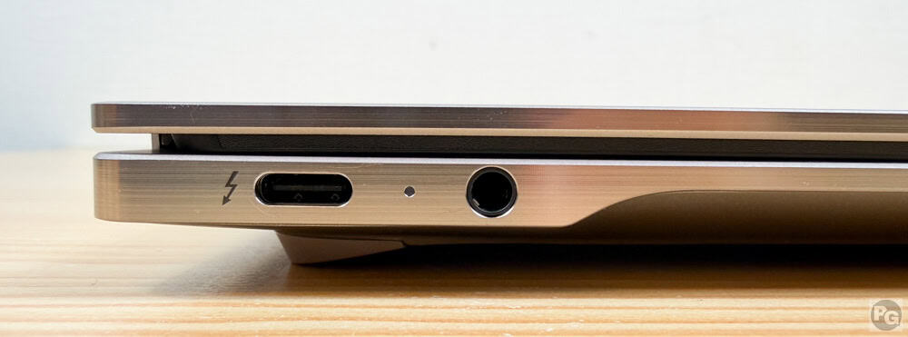 HP OmniBook Ultra 14-kd 左側面インターフェイス、Thunderbolt 4とマイク・ヘッドフォンジャックがある