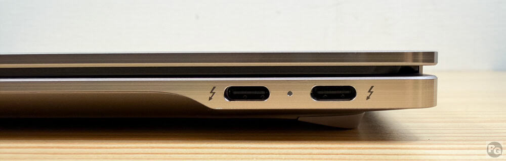 HP OmniBook Ultra 14-kd 右側面インターフェイス、Thunderbolt 4が2つある