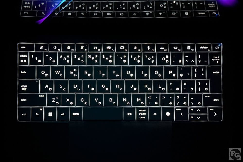 HP OmniBook Ultra 14-kdキーボードバックライトの視認性は高く暗所でも使いやすい