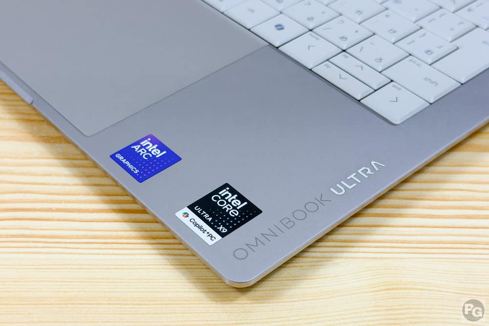 HP OmniBook Ultra 14-kdパームレストにあるロゴ