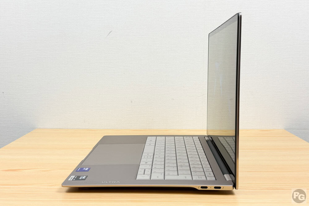 HP OmniBook Ultra 14-kd　横から見ると薄さが際立つ