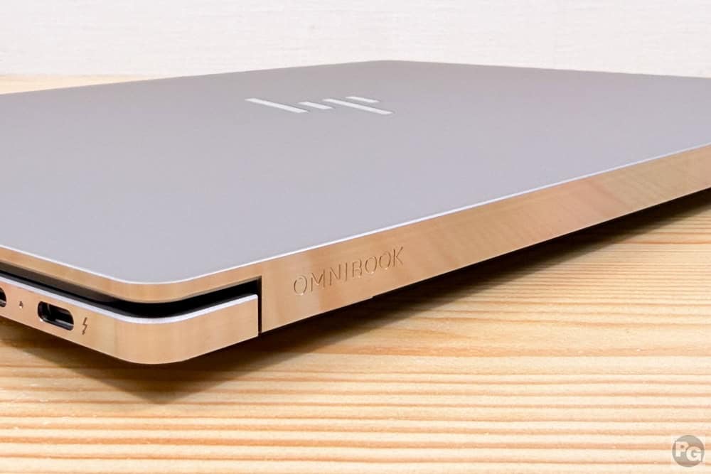 HP OmniBook Ultra 14-kd　ヒンジ部分が鏡のように反射
