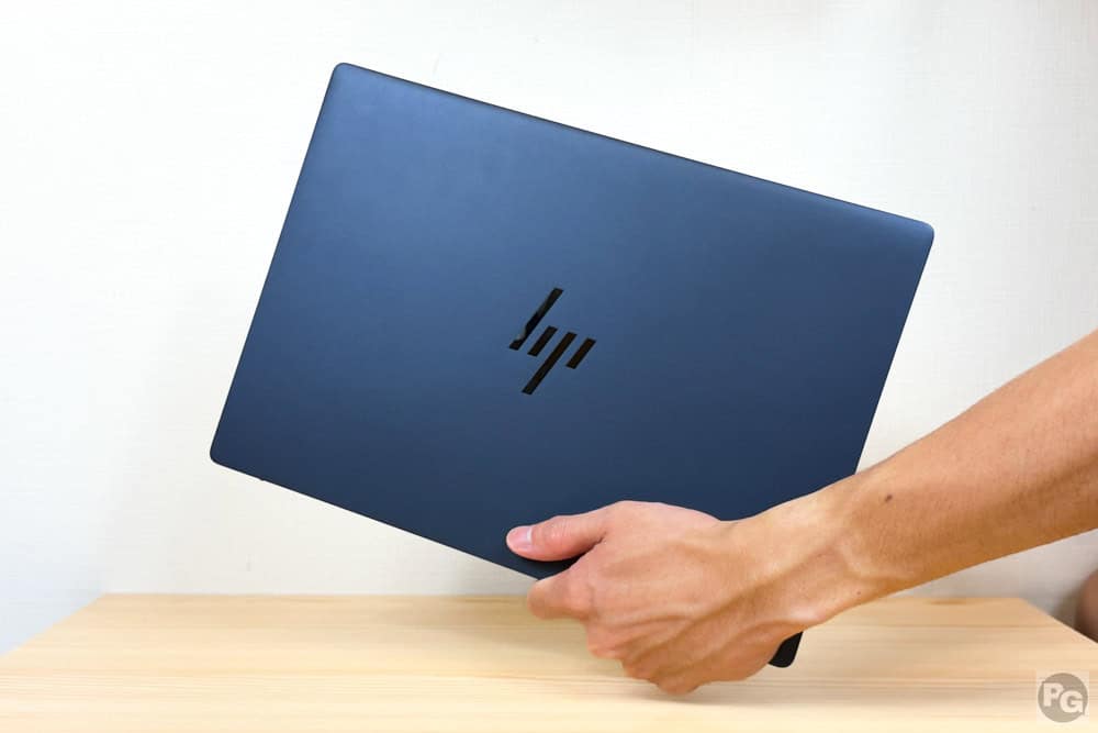 HP EliteBook X G2a 14 AI PCを持ち運ぶ様子。軽いので取り回しが良い