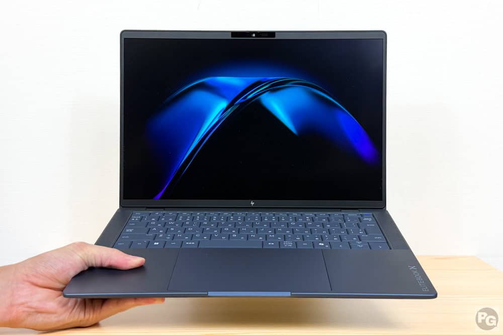 HP EliteBook X G2a 14 AI PCを片手で持っている