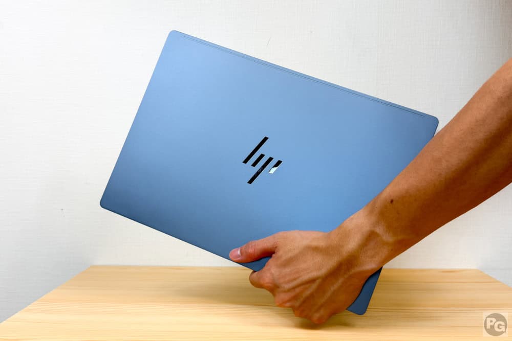HP OmniBook Ultra 14-kgを持ち運ぶ様子