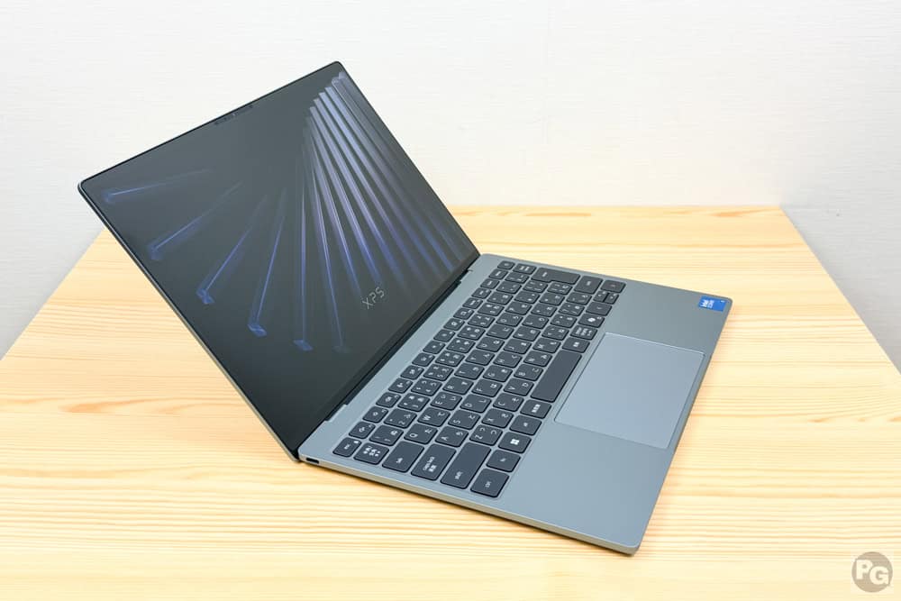 DELL XPS 13 (DX13260) 約135度ほど開き、片手で開けることができる