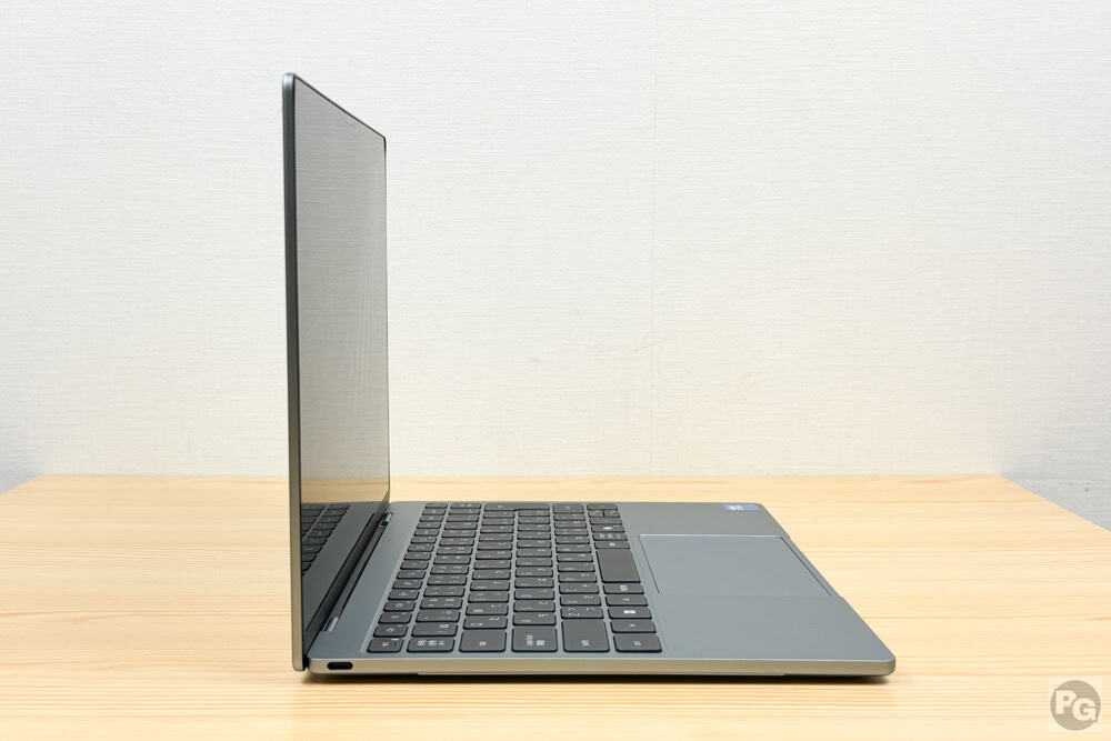 DELL XPS 13 (DX13260) 横から見ると薄さが際立つ