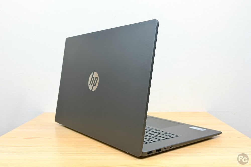 HP OmniBook 3 17-df 背面。樹脂素材のため高級感はないがしっかりとした造り