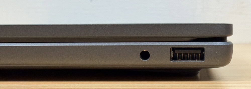 HP OmniBook 3 17-df右側面インターフェイス