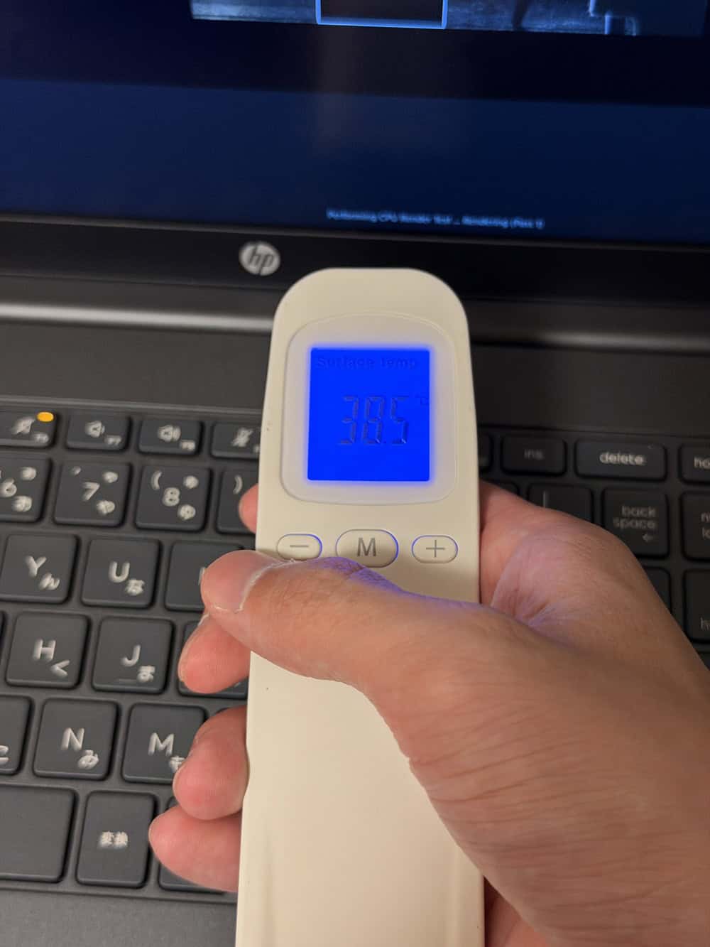 HP OmniBook 3 17-df ベンチマーク実行時のPC表面温度38.5度