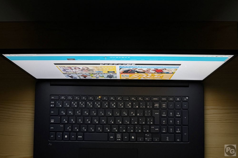 HP OmniBook 3 17-df 視野角は広く上からでもしっかりと見える
