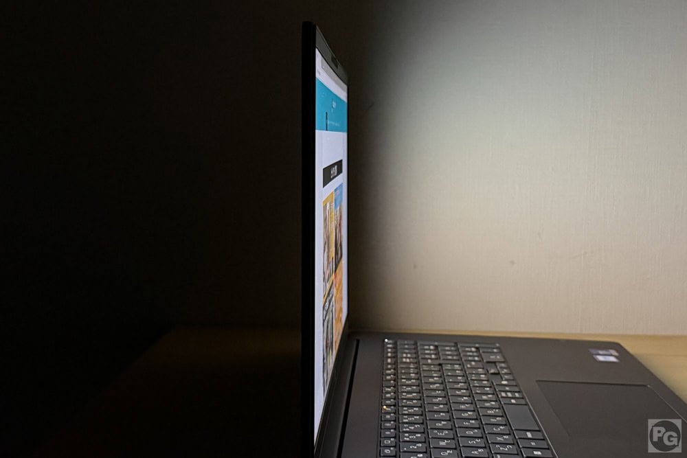 HP OmniBook 3 17-df 視野角は広く横からでもしっかりと見える