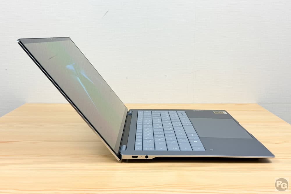 HP OmniBook Ultra 14-kg　片手でディスプレイを開けることができる