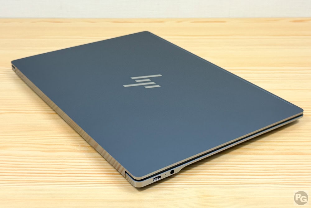 HP OmniBook Ultra 14-kg寸法は幅311mm、奥行き215mm、厚さ7.3-10.7mm