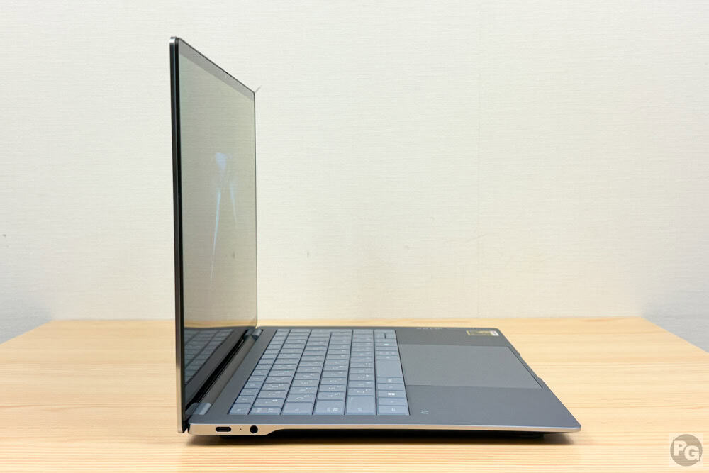 HP OmniBook Ultra 14-kg横から見ると薄さが際立つ