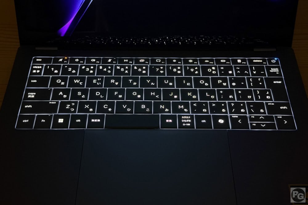 HP OmniBook Ultra 14-kg キーボードバックライトは明るく視認性が高い