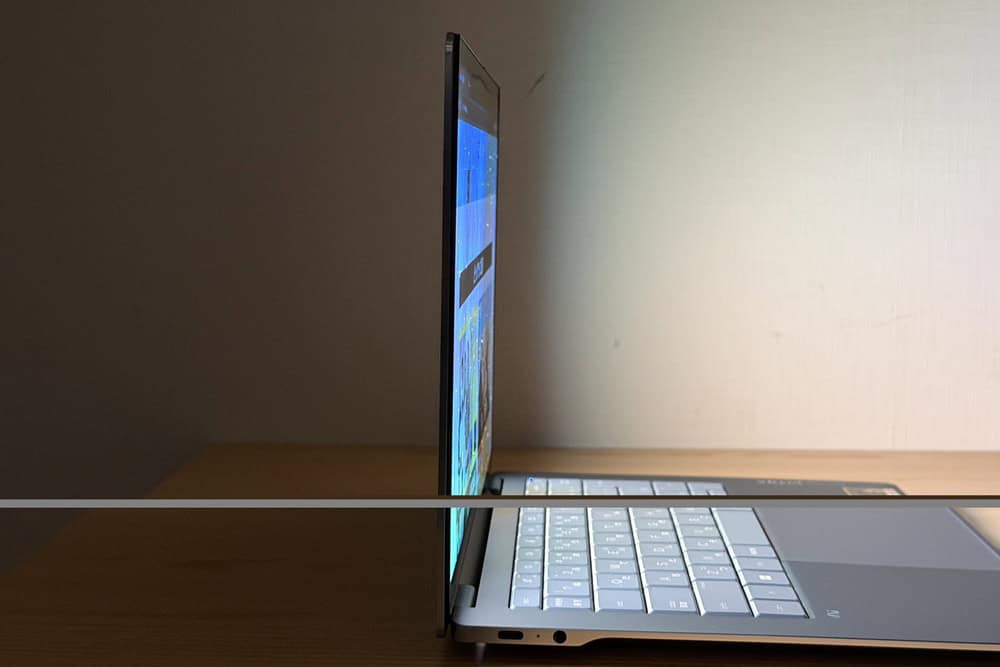 HP OmniBook Ultra 14-kg 視野角の確認。真横からでもしっかりと見える