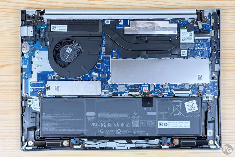 HP ProBook 4 G2a 14 AI PC 筐体内部ファン1基とヒートシンク、1本のヒートパイプ
