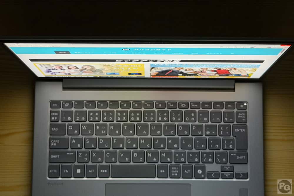 HP ProBook 4 G2a 14 AI PC 視野角の確認。上から見てもしっかりと見える
