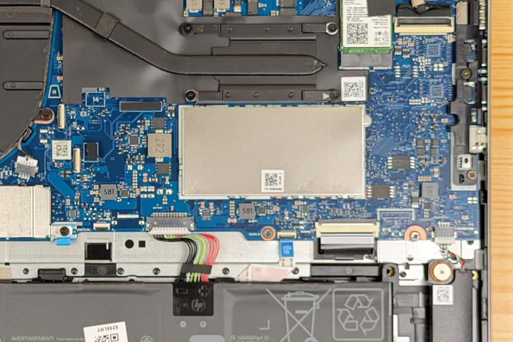HP ProBook 4 G2i 16 AI PCメモリの増設が可能