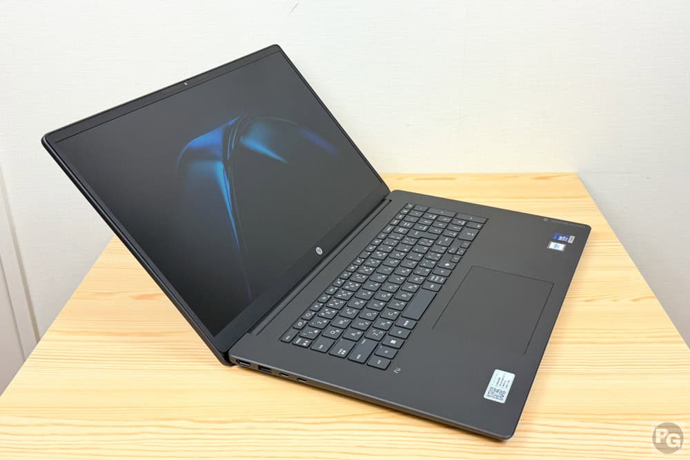 HP OmniBook 3 17-dfは片手でディスプレイを開けることができる