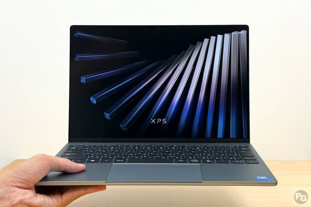 DELL XPS 13 （DX13260）軽いので片手で持て、たわみもない