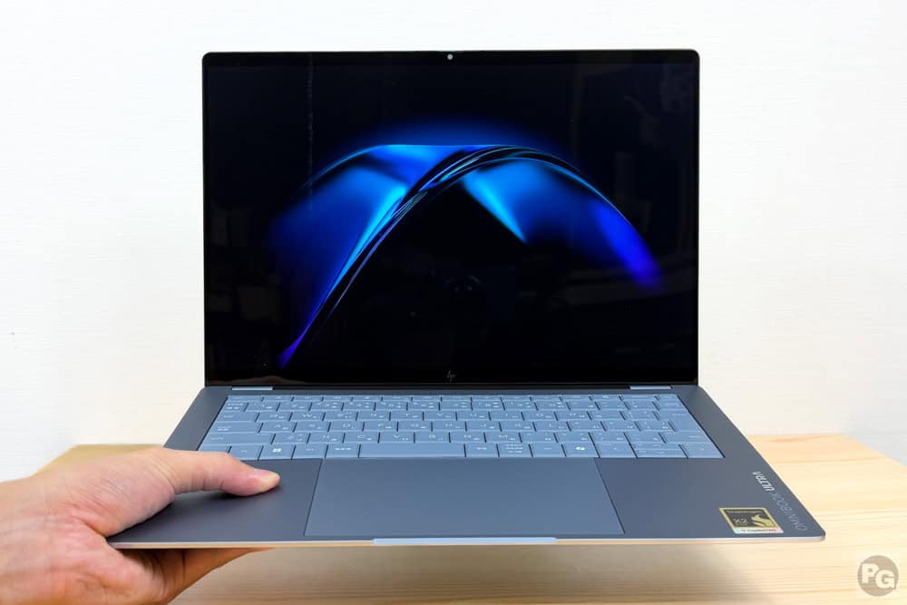 HP OmniBook Ultra 14-kgを片手で持っている様子