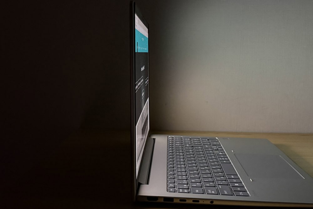 HP ProBook 4 G2a 16 AI PC 視野角のチェック。横から見てもしっかりと見える