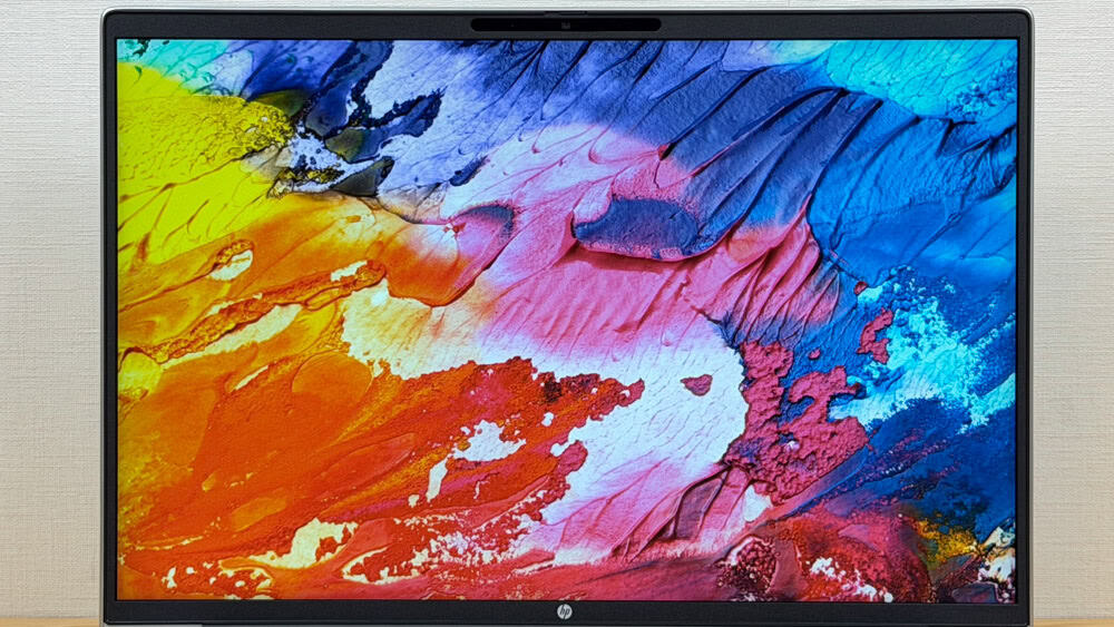 HP ProBook 4 G2a 16 AI PCのディスプレイ。色域はNTSC 45％相当で色が薄い