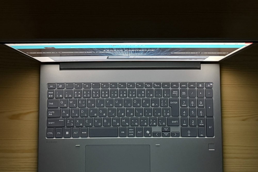 HP ProBook 4 G2a 16 AI PC 視野角のチェック。上から見てもしっかりと見える