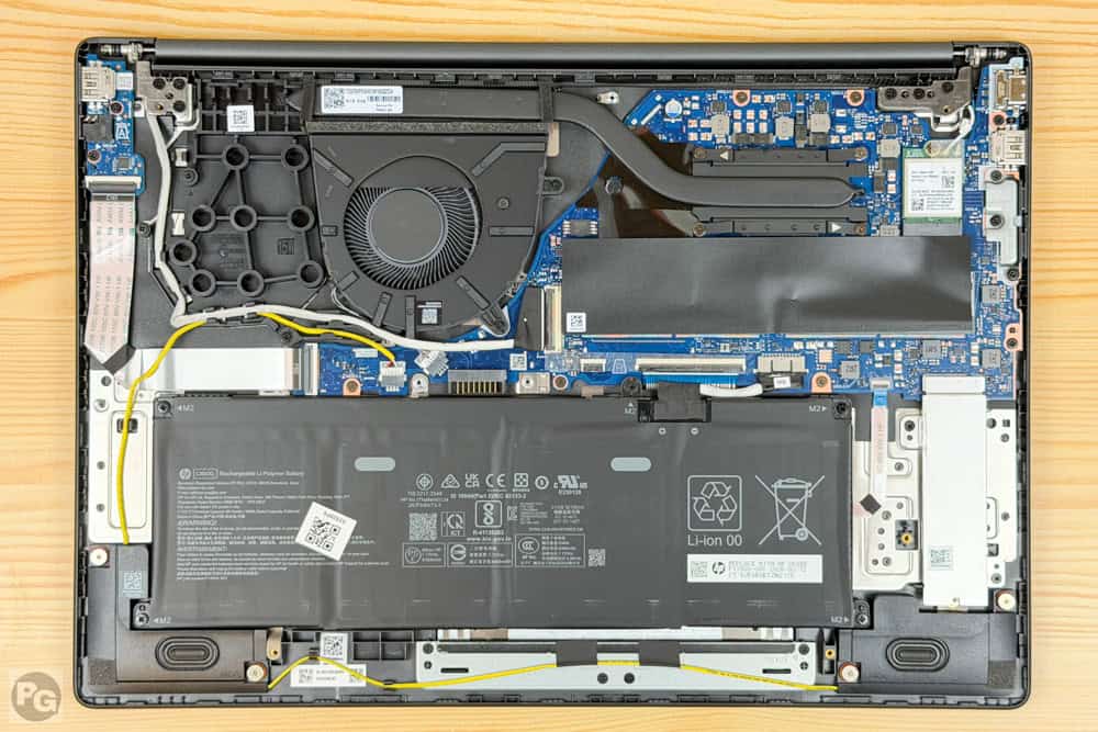 OmniBook 3 16-by/bw 中身がスカスカの筐体内部。熱がこもりにくそう