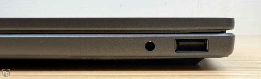 OmniBook 3 16-by/bwのインターフェイス。右側面にはマイク/ヘッドフォンジャックとUSB-A 5Gbps